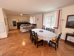 Großräumige Ferienwohnung auf Gut Petronell