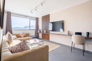 High-Rise Comfort - Steps from TGV & Downtown