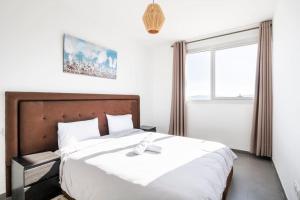 High-Rise Comfort - Steps from TGV & Downtown