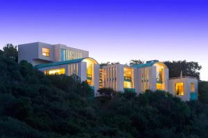 Architectural Masterpiece Overlooking La Jolla