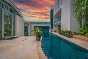 Architectural Masterpiece Overlooking La Jolla