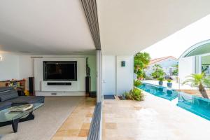 Architectural Masterpiece Overlooking La Jolla