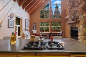 Ski Cabin 3br Hyak Fire Place 5 mins to Hill