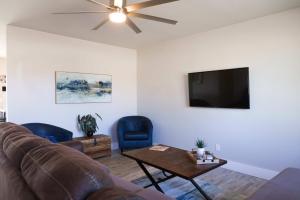 Charming House Golf Green Cornhole Near Freeway