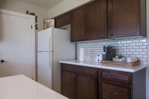 Charming House Golf Green Cornhole Near Freeway