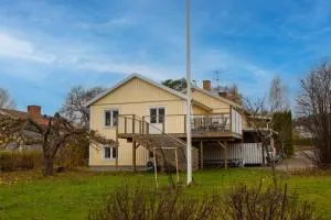 Sjönära Villa i Sigtuna - Bro