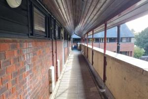 Flat near J10 of M1 & Airport - Travellers choice!