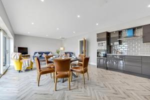 BayView Lodge 3-Bedroom Sea View Apartment