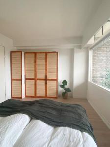 Cozy beachfront apartment central in town