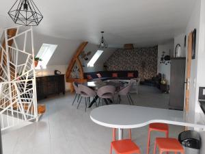 Le murmure du ruisseau - Pièce de vie 60 m2 - Terrasse 30 M2 - 2 WC