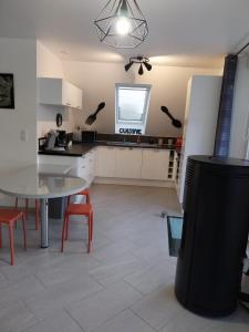 Maisons de vacances Le murmure du ruisseau - Piece de vie 60 m2 - Terrasse 30 M2 - 2 WC : photos des chambres