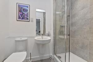 Stunning Two Bedroom-Free Parking-Central Location-Two Bathrooms-Close to Airport & Station