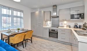 Stunning Two Bedroom-Free Parking-Central Location-Two Bathrooms-Close to Airport & Station