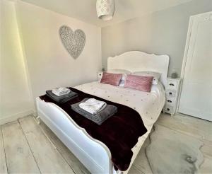 The Little Seahorse - Newly Renovated Cottage 5mins Walk The Beach with Hot Tub