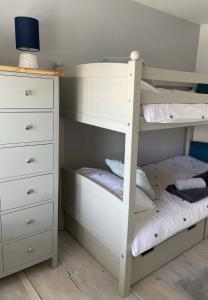 The Little Seahorse - Newly Renovated Cottage 5mins Walk The Beach with Hot Tub