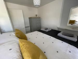 The Little Seahorse - Newly Renovated Cottage 5mins Walk The Beach with Hot Tub