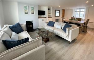 The Little Seahorse - Newly Renovated Cottage 5mins Walk The Beach with Hot Tub