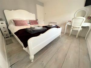 The Little Seahorse - Newly Renovated Cottage 5mins Walk The Beach with Hot Tub