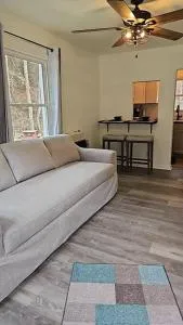 Lux Cabin By The Pipestem creek Pet friendly - 刘易斯堡