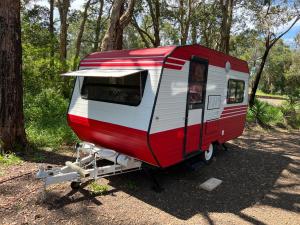 Alice & Elvis, Crescent Head, Retro Caravans with Deck, Bathroom & Outdoor Bath in a Bush Setting near the Beach