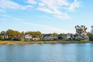 Waterfront Retreat with Stunning Views & Modern Comfort - Ірвайн