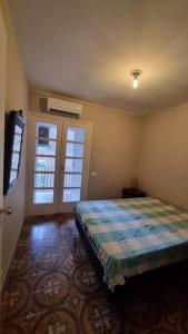 Apto a uma quadra da praia, excelente localização!