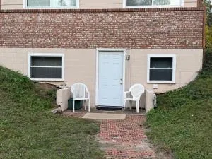 2 Bedrooms Basement Apartment - توماسفيل