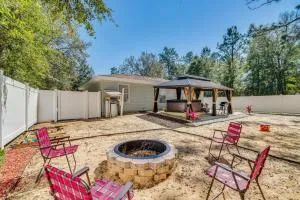 Crystal River Getaway with Hot Tub and Fire Pit! - Yankeetown