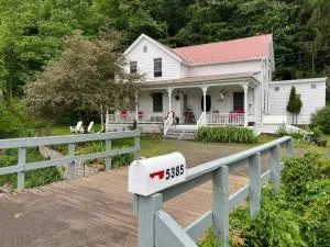 Victorian Farmhouse in The Catskills - East Meredith