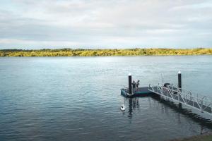 Jetty Flats - Stylish Waterfront Escape