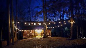 Trailseeker Cabin w King Bed Hot Tub at Red River Gorge Natural Bridge