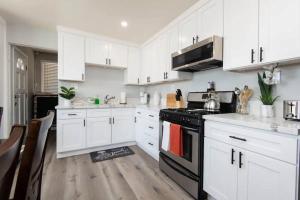 Chic Getaway Cozy Comfortable and Convenient with Two Bedrooms