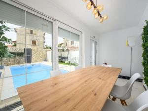 Villa in Pore with Private Pool and Beach