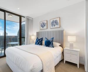 Broadbeach 2b2b apt FREE parking