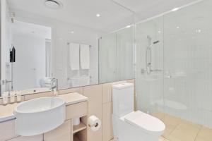 Broadbeach 2b2b apt FREE parking