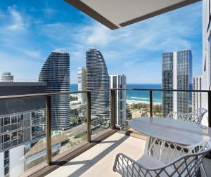 Broadbeach 2b2b apt FREE parking