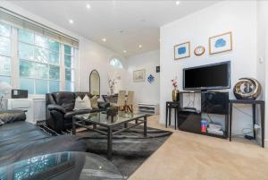 spacious Knightsbridge flat