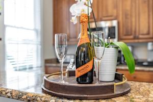 Tortugas Harbor Light Suite