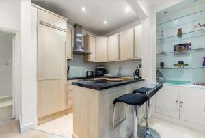 spacious Knightsbridge flat