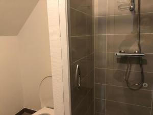 Maisons de vacances Spacieuse maison pres du Mans avec jardin, ideale pour sejours pro, 4 chambres, Wi-Fi, parking - FR-1-410-330 : photos des chambres