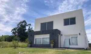 Amplia casa con barbacoa - Poblado del Minuano