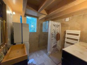 Appartements Gite non attenant a la propriete 1 a 4 personnes, spa, sauna, piscine chauffee a partager, parking gratuit : photos des chambres