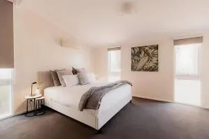 Luxury on the Derwent Family home with Hot Tub - Sandy Bay