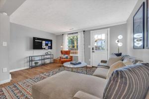 Renovated townhome on bike path includes bikes