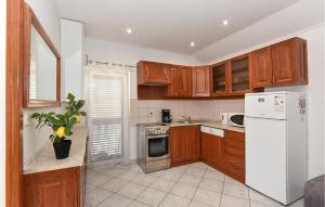 2 Bedroom Awesome Apartment In Privlaka