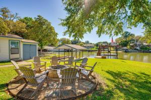 Waterfront Retreat with Hot Tub in Gun Barrel City!