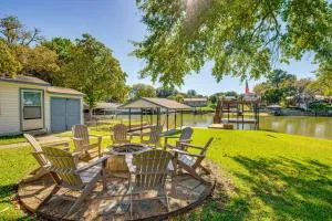 Waterfront Retreat with Hot Tub in Gun Barrel City! - Kemp