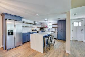 Waterfront Retreat with Hot Tub in Gun Barrel City!