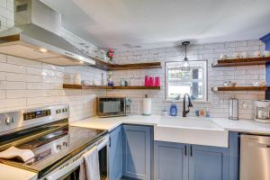 Waterfront Retreat with Hot Tub in Gun Barrel City!