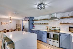 Waterfront Retreat with Hot Tub in Gun Barrel City!